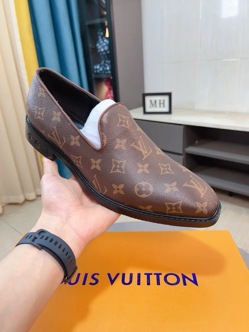 Ex-factory price 720🌹🌹High version [LV] Louis Vuitton's popular casual leather shoes🎖Fashionable and elegant🎖🎖Material: Original imported open-edge beaded cowhide, washed cowhide leather lining, original open-molded rubber outsole, high-end and classy, ​​elegant quality, instantly transforming into a handsome man ❤❤Standard\nNumber: 38-44